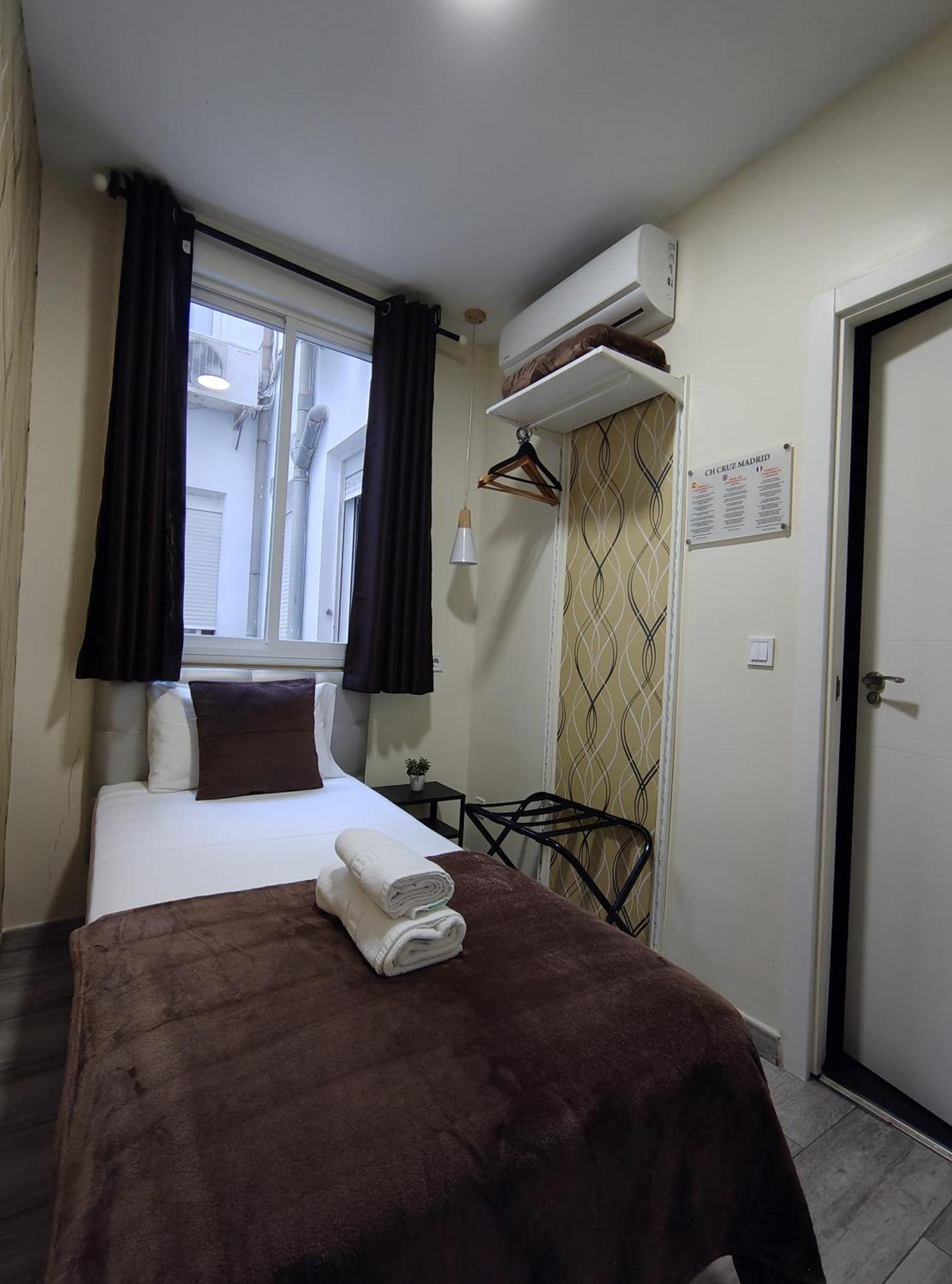 Ch Cruz Madrid Hotell Exteriör bild