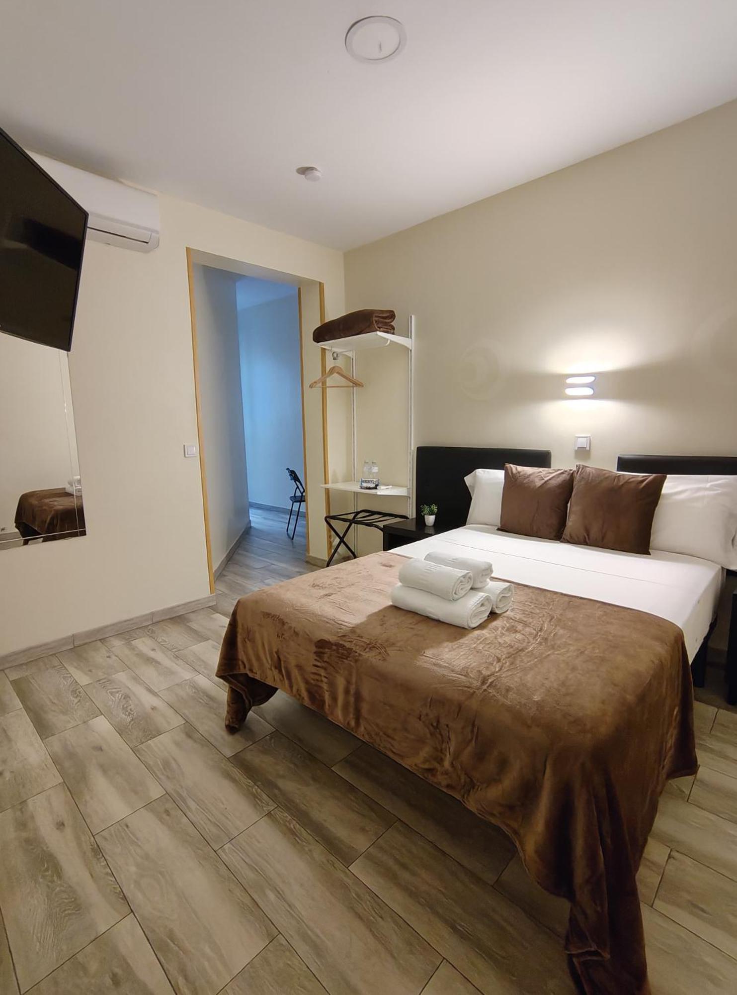 Ch Cruz Madrid Hotell Exteriör bild